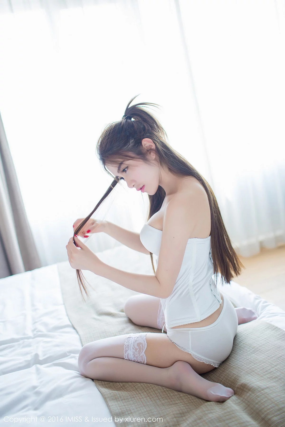 Xrmnw.Com[IMISS爱蜜社]Vol.078_嫩模李李七七喜喜白色蕾丝袜修长美腿靓丽迷人写真57P