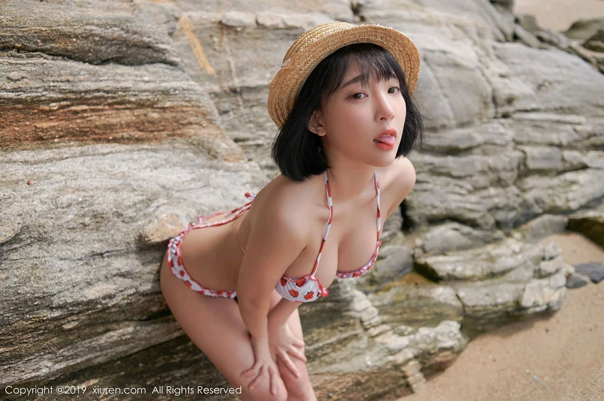 Xrmnw.Com[XiuRen秀人网]No.1611_美女模特_卿卿韩国旅拍海边沙滩性感比基尼秀完美身材写真53P