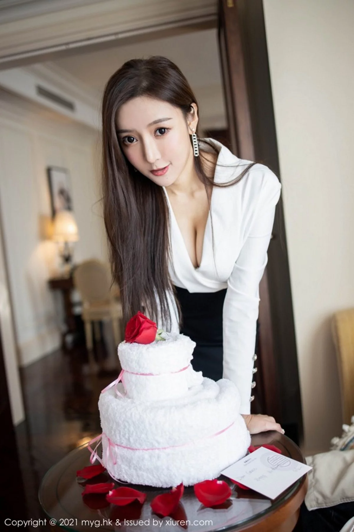 Xrmnw.Com[MyGirl美媛馆]Vol.492_女神王馨瑶yanni上司过生日主题黑裙下黑丝裤袜秀美腿诱惑写真88P