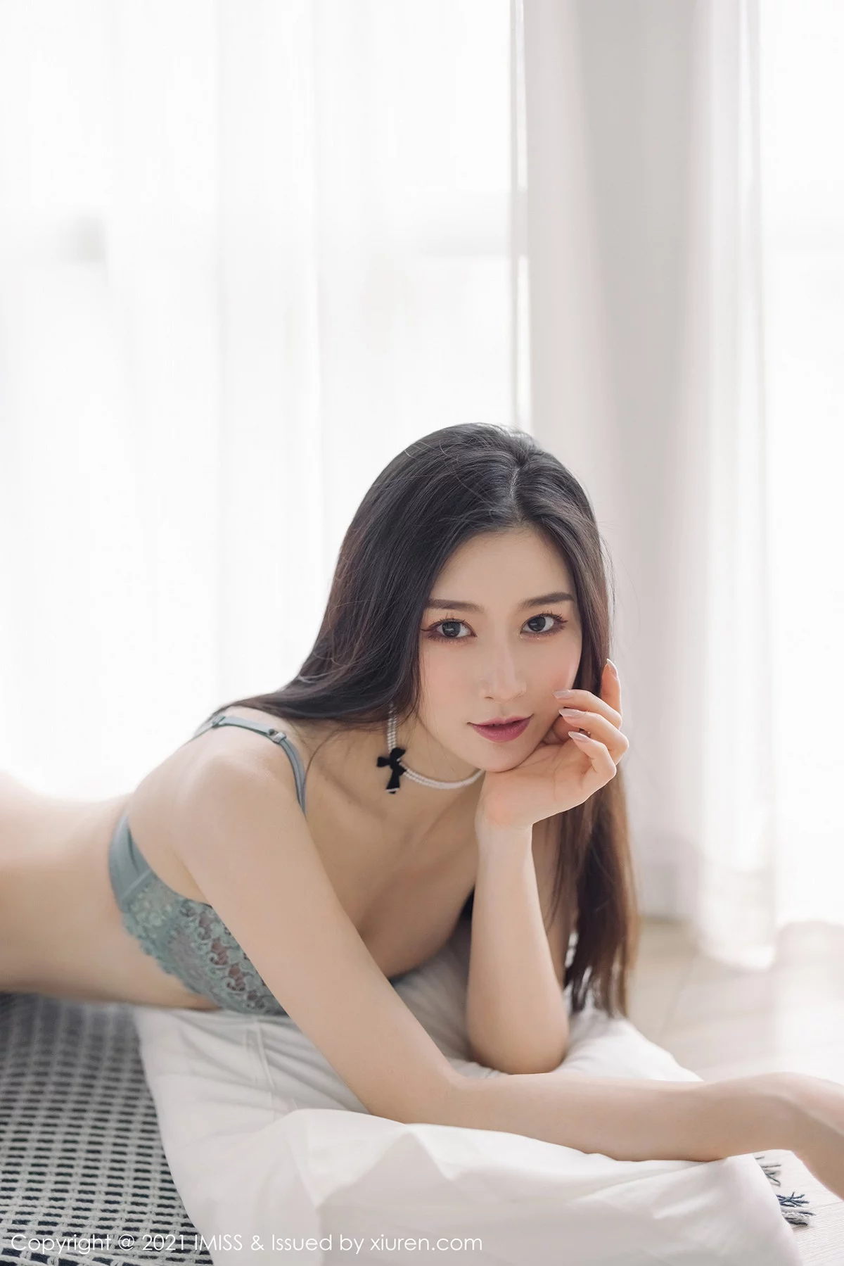 Xrmnw.Com[IMISS爱蜜社]Vol.569_气质美女Vanessa时尚动人街拍+私房性感内衣迷人诱惑写真60P