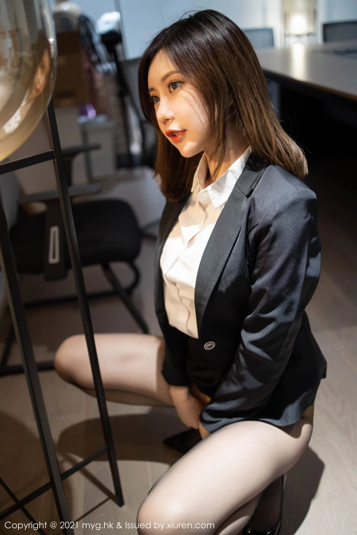 Xrmnw.Com[MyGirl美媛馆]Vol.499_女神Carina绮里嘉性感白衬衣配黑短裙露黑丝裤袜撩人诱惑写真80P