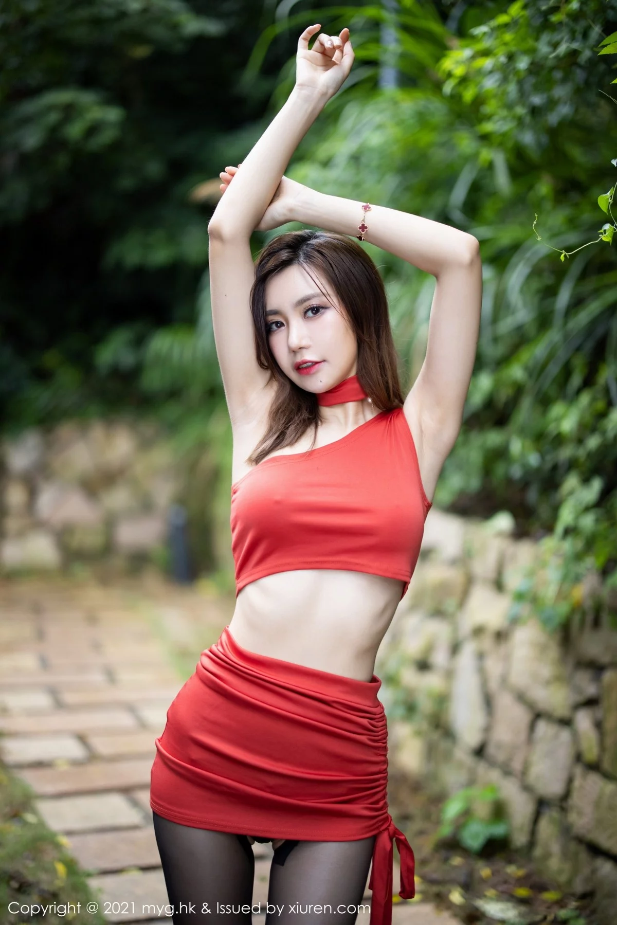 Xrmnw.Com[MyGirl美媛馆]Vol.585_女神绮里嘉Carina杭州旅拍户外鲜艳红裙配开档黑丝魅惑写真61P