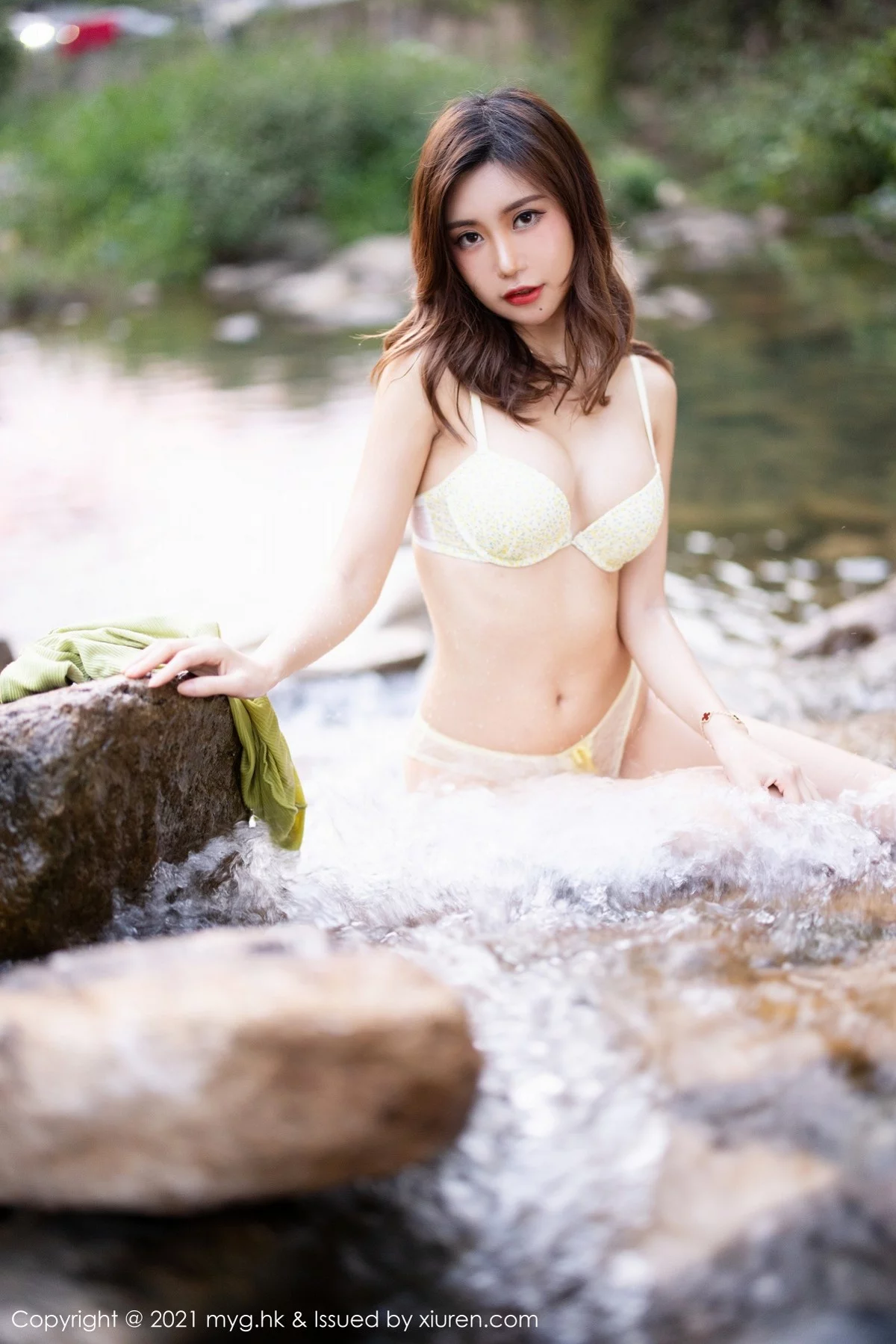 Xrmnw.Com[MyGirl美媛馆]Vol.597_女神绮里嘉Carina长三角旅拍户外山涧露蕾丝内裤湿身诱惑写真50P