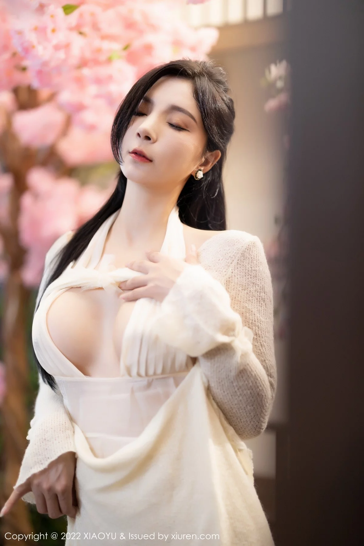 Xrmnw.Com[XiaoYu画语界]Vol.869_模特小蛮妖Yummy杭州旅拍性感白色连衣裙配原色丝袜诱惑写真85P