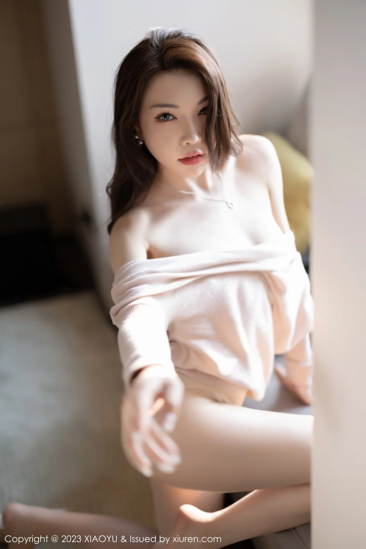 Xrmnw.Com[XiaoYu画语界]Vol.940_女神徐莉芝Booty浅暖色上衣配白色长裤露白色刺绣内衣诱惑写真93P