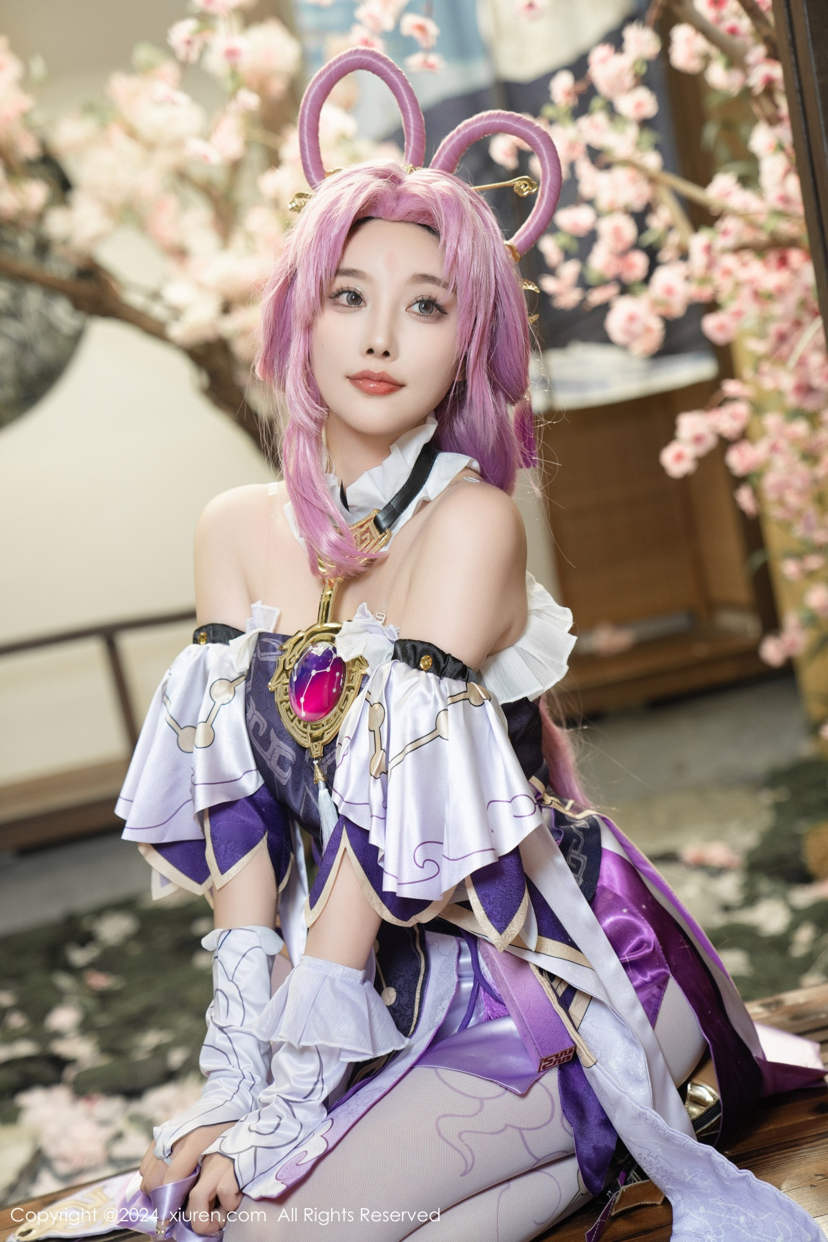 Xrmnw.Com[XiuRen秀人网]No.8943_女神杨晨晨Yome性感紫色Cosplay服饰配白丝袜秀丰满身材诱惑写真79P